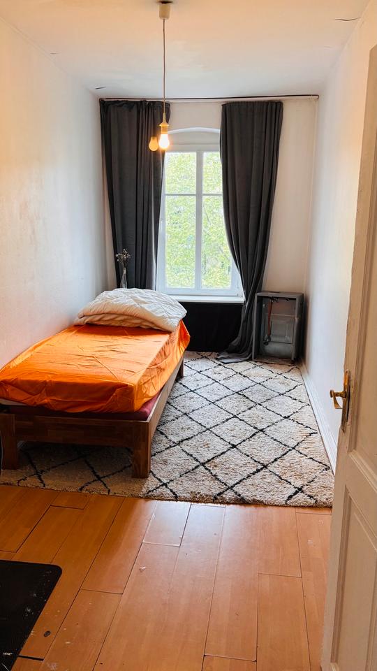 Wg Zimmer we looking for roommates