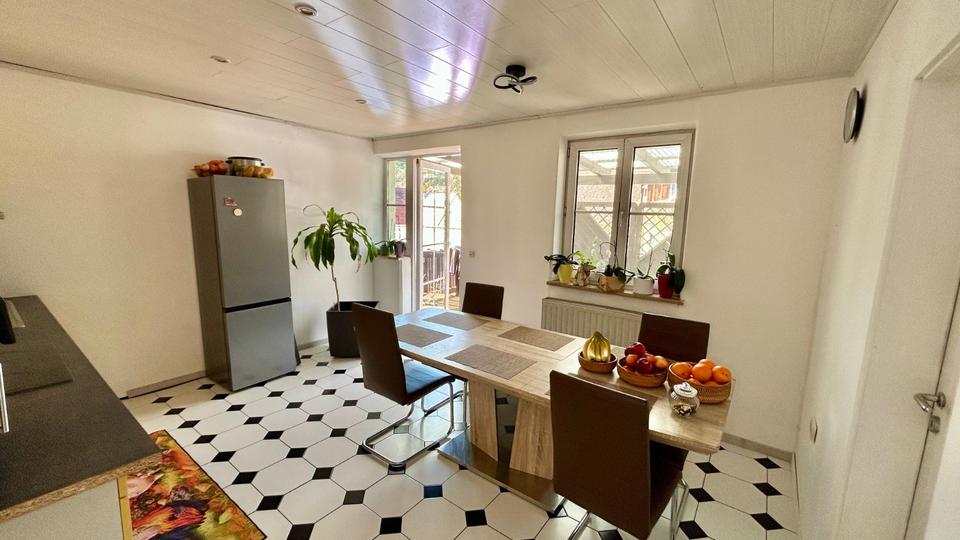 Helle Altbauwohnung mit großem Balkon – 50 m² – ab 01.06.2025