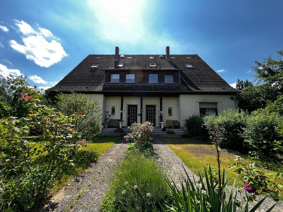 Großzügige real geteilte Doppelhaushälfte mit sonnigem Garten in Zehlendorf