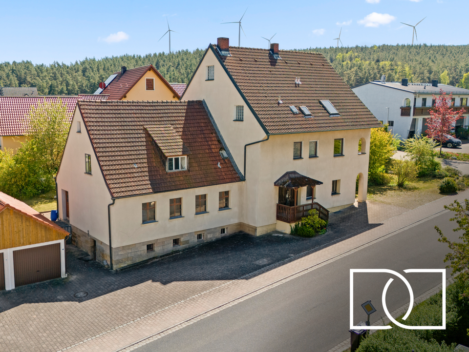 Raumwunder! Großzügiges Zweifamilienhaus mit Werkstatt, Doppelgarage und Garten in ruhiger Lage