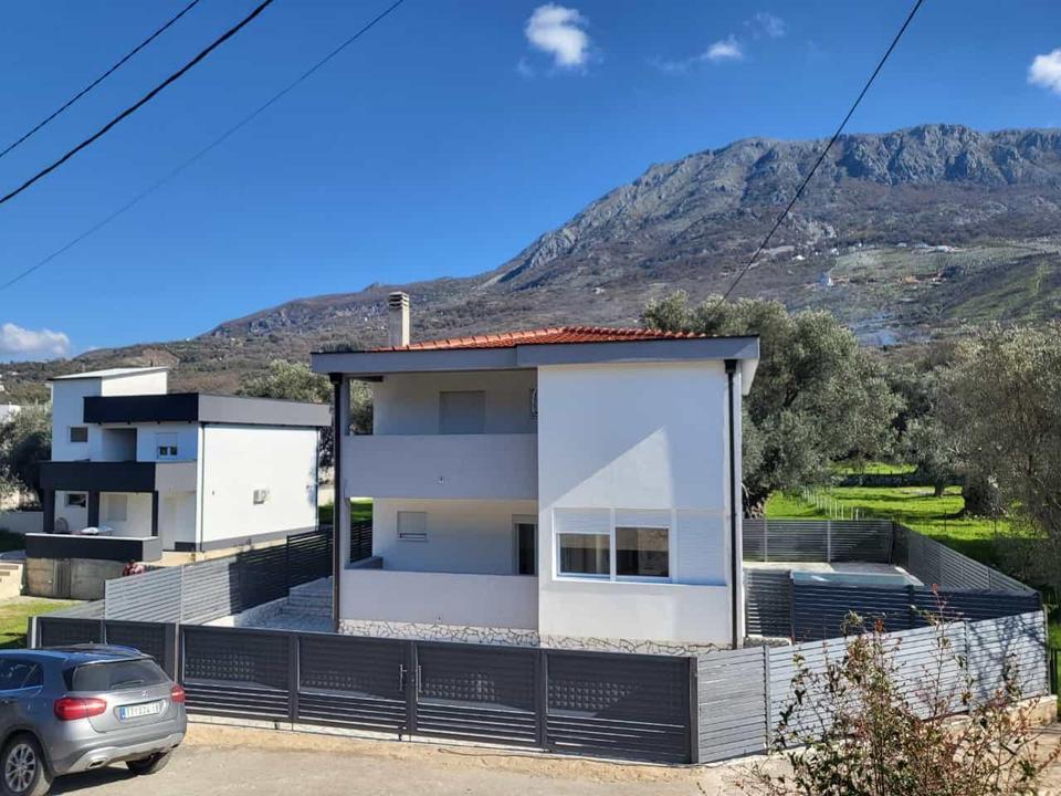 Haus am Meer in Montenegro