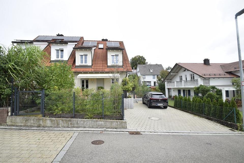 Doppelhaushälfte mit Terrasse und Garten + Einbauküche + Solaranlage + Stellplätze am Haus + .....