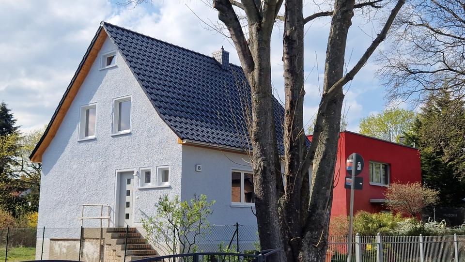 PROVISIONSFREI in 13156 BLN. Pankow- Niederschönhausen!! Charmantes „himmelblaues“ Haus in begehrter Pankower Wohnlage bietet den perfekten Raum für vielfältige Möglichkeiten!