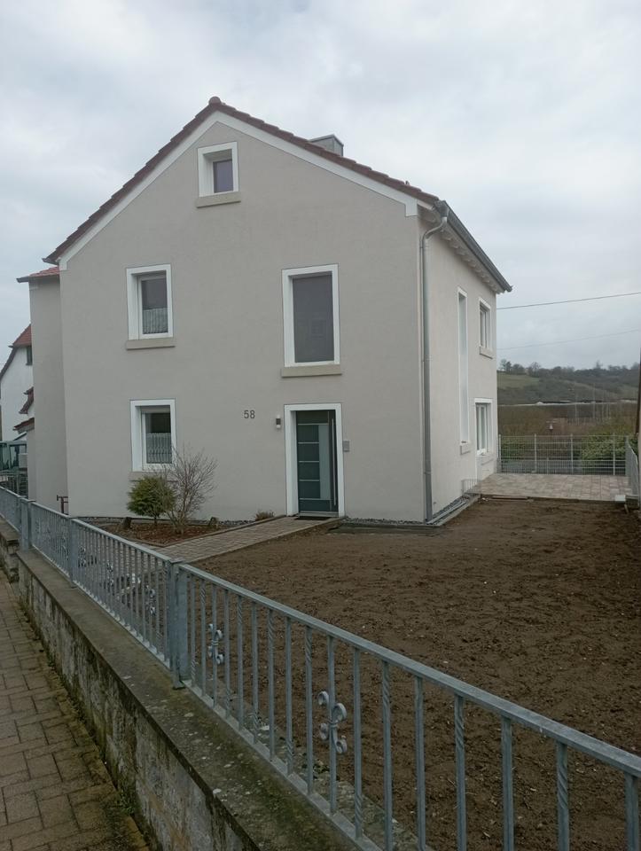 Haus gedämmt mit Keller, Dach neu, Bäder neu gefliest.